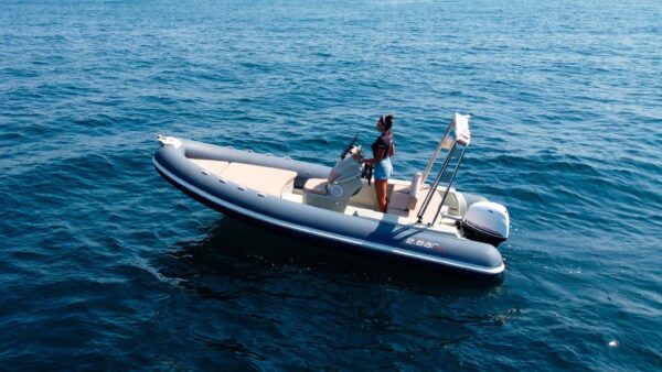 Scatto laterale di un gommone 2bar 57 in mare aperto.