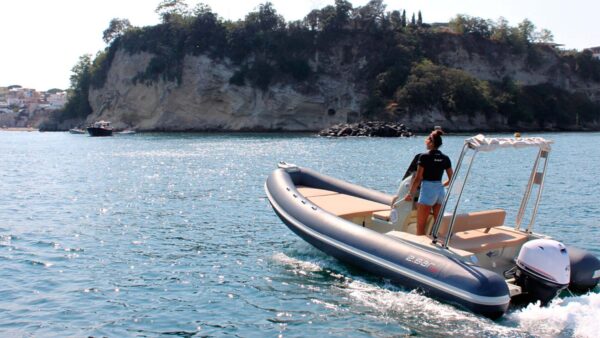 Scatto posteriore di un gommone 2bar 57.