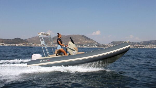 Scatto laterale di un gommone 2bar 57 in mare aperto.