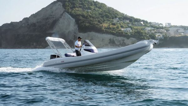 Scatto laterale di un gommone 2bar 68 in mare aperto.