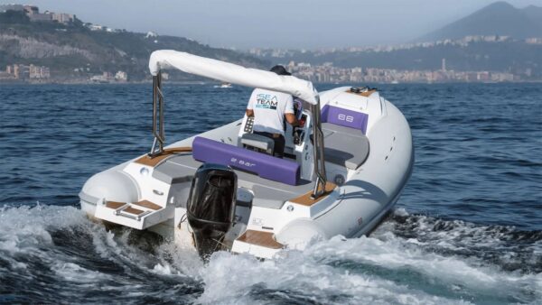 Scatto posteriore di un gommone 2bar 68 in mare aperto.