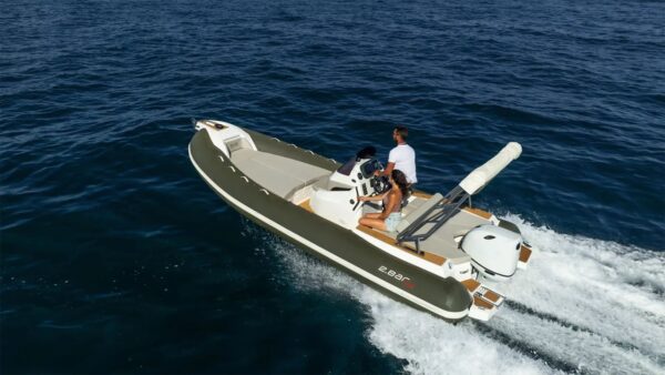 Scatto laterale di un gommone 2bar 68 in mare aperto.
