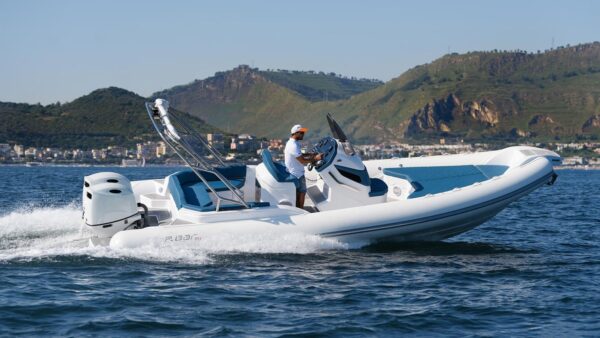 Scatto laterale di un gommone 2bar 82 in mare aperto.