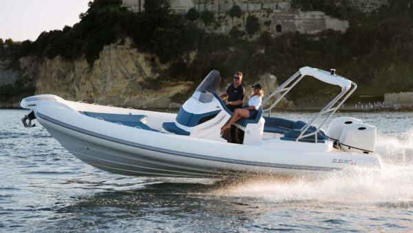 Scatto laterale di un gommone 2bar 82 in mare aperto.