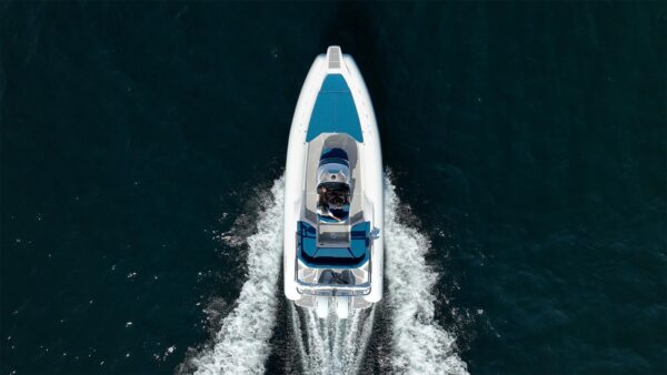 Scatto dall'alto di un gommone 2bar 82 in mare aperto.
