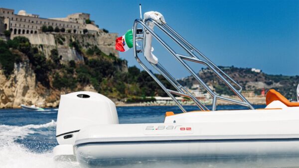 Scatto laterale di un gommone 2bar 82 in mare aperto.