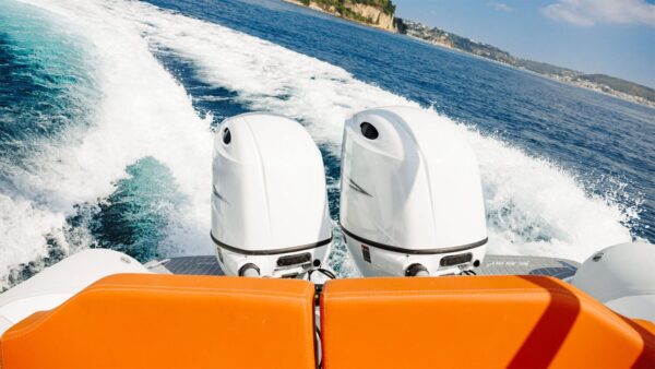 Dettaglio dei motori di un gommone 2bar 82 in movimento in mare aperto.