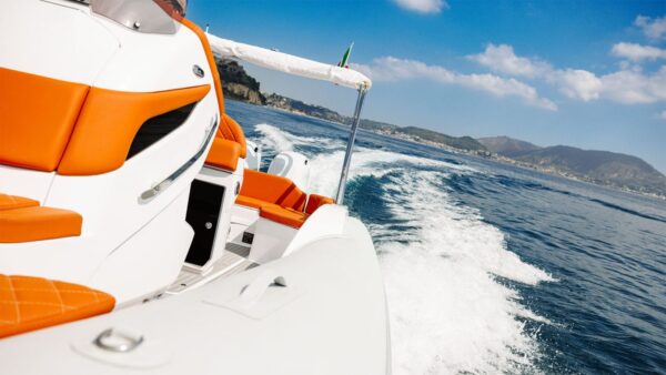 Dettaglio laterale di un gommone 2bar 82 in movimento in mare aperto.