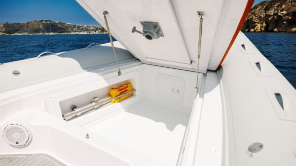 Dettaglio del prendisole di prua aperto di un gommone 2bar 82.