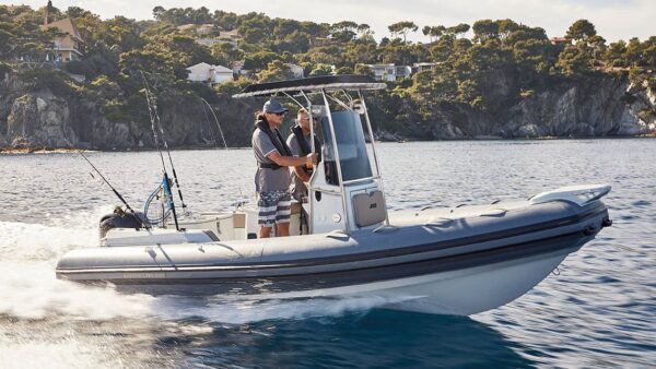 Scatto laterale di un gommone Joker Boat - Barracuda 580 in mare aperto.