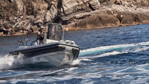 Scatto frontale di un gommone Joker Boat - Barracuda 580 in mare aperto.