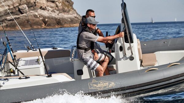 Scatto laterale di un gommone Joker Boat - Barracuda 580 in mare aperto.