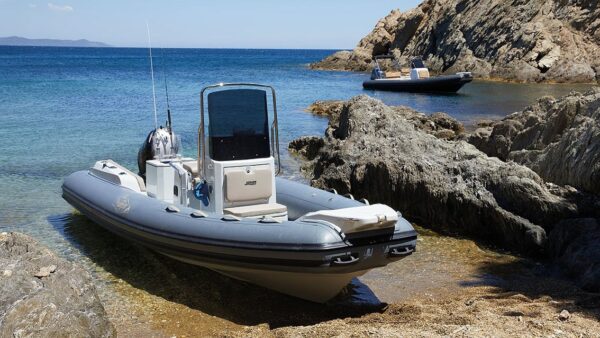 Scatto frontale di un gommone Joker Boat - Barracuda 580 ormeggiato a riva.