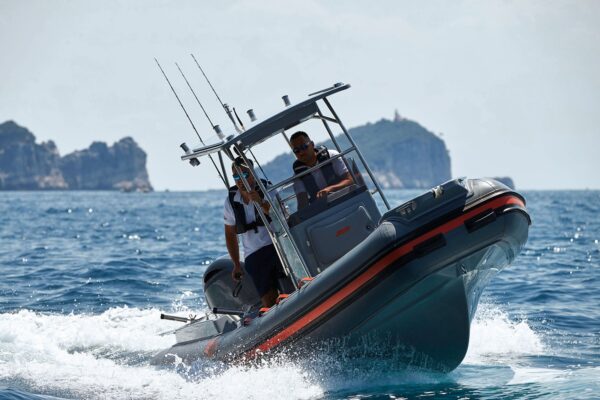 Scatto frontale di un gommone Joker Boat - Barracuda 650 in mare aperto.