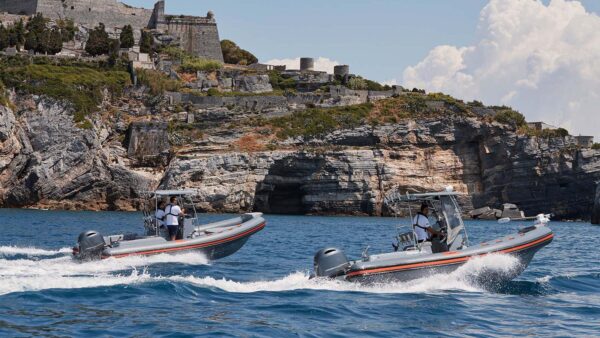 Scatto laterale di due gommoni Joker Boat - Barracuda 650 mentre navigano lungo la costa.