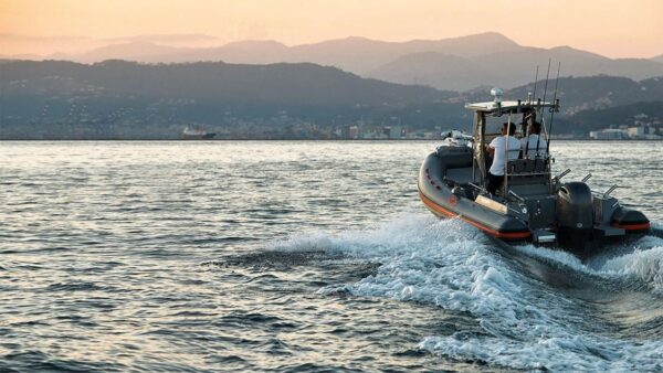 Scatto da dietro di un gommone Joker Boat - Barracuda 650 in mare aperto.