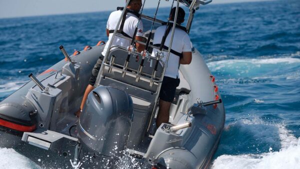 Scatto da dietro di un gommone Joker Boat - Barracuda 650 in mare aperto.