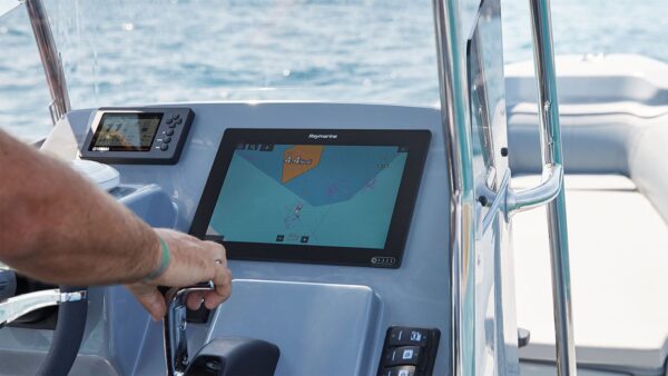 Scatto con dettaglio sulla consolle di un gommone Joker Boat - Barracuda 650.