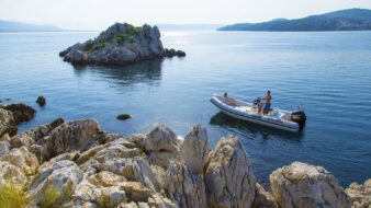 Scatto dall'alto di una scogliera di un gommone Joker Boat - Clubman 21.