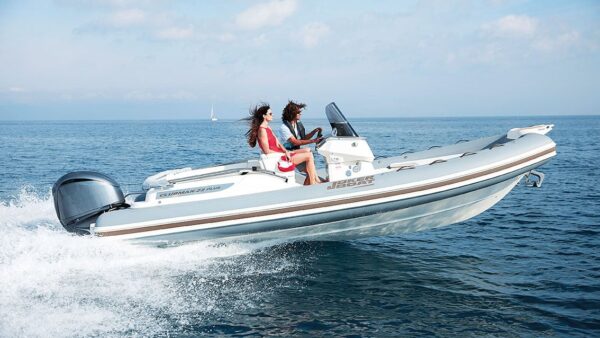 Scatto laterale di un gommone Joker Boat - Clubman 22 Plus in mare aperto.