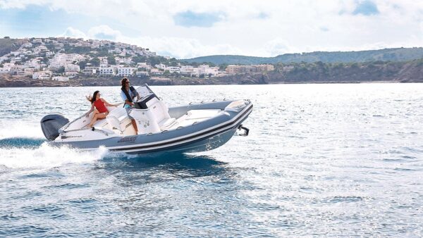 Scatto laterale di un gommone Joker Boat - Clubman 22 Plus in mare aperto.