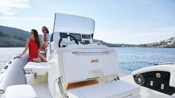 Scatto con dettaglio della consolle di un gommone Joker Boat - Clubman 22 Plus