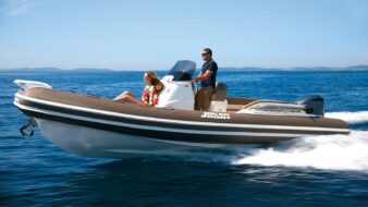 Scatto laterale di un gommone Joker Boat - Clubman 24 in mare aperto.