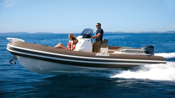 Scatto laterale di un gommone Joker Boat - Clubman 24 in mare aperto.