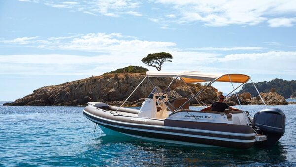Scatto laterale di un gommone Joker Boat - Clubman 24 in mare aperto.