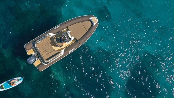 Scatto aereo di un gommone Joker Boat - Clubman 24 in mare aperto.