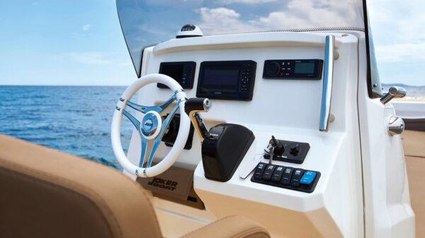 Scatto con dettaglio della consolle di un gommone Joker Boat - Clubman 24.