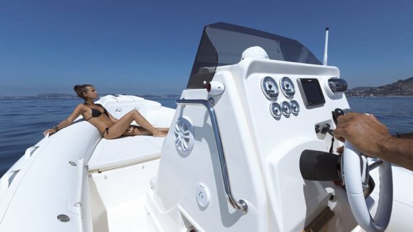 Scatto con dettaglio della consolle di un gommone Joker Boat - Clubman 26.