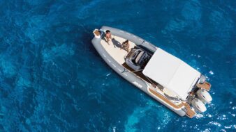 Scatto aereo di un gommone Joker Boat - Clubman 28 in mare aperto.