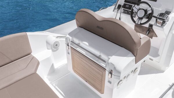 Scatto con dettaglio della postazione di guida di un gommone Joker Boat - Clubman 28.