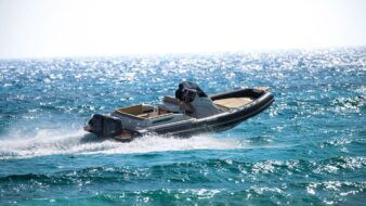 Scatto laterale di un gommone Joker Boat - Clubman 30 in mare aperto.