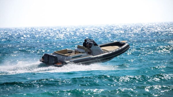 Scatto laterale di un gommone Joker Boat - Clubman 30 in mare aperto.