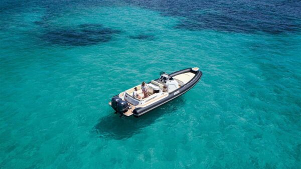 Scatto aereo di un gommone Joker Boat - Clubman 30 in mare aperto.