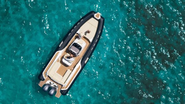 Scatto aereo di un gommone Joker Boat - Clubman 30 in mare aperto.