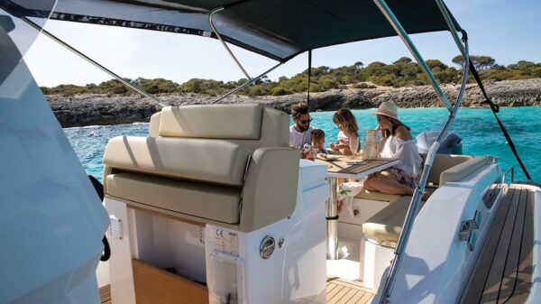 Scatto con dettaglio sulla dinette di un gommone Joker Boat - Clubman 30.