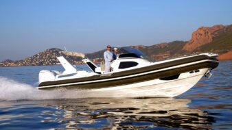 Scatto laterale di un gommone Joker Boat - Clubman 32 in mare aperto.