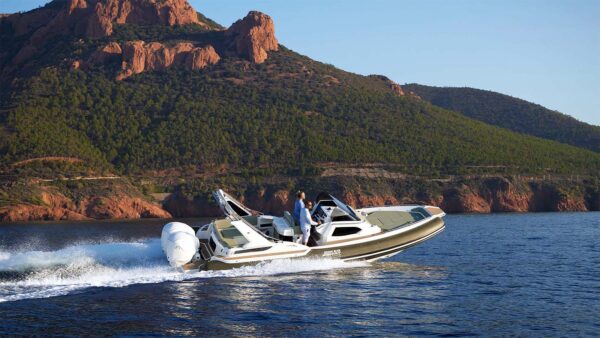 Scatto laterale di un gommone Joker Boat - Clubman 32 in mare aperto.