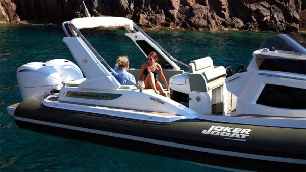 Scatto con dettaglio sulla dinette di poppa di un gommone Joker Boat - Clubman 32 mentre una coppia si scambia un sorriso.