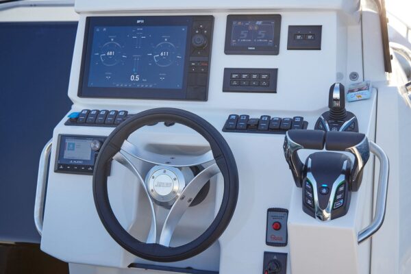 Scatto con dettaglio della consolle di un gommone Joker Boat - Clubman 32.