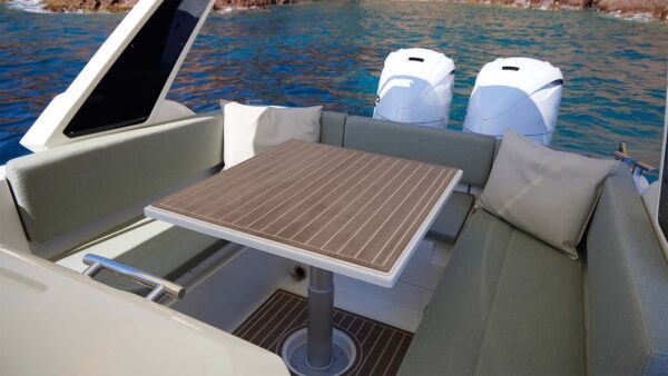 Scatto con dettaglio della dinette di poppa di un gommone Joker Boat - Clubman 32.