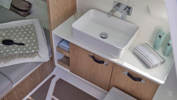 Scatto dei confort interni di un gommone Joker Boat - Clubman 32.