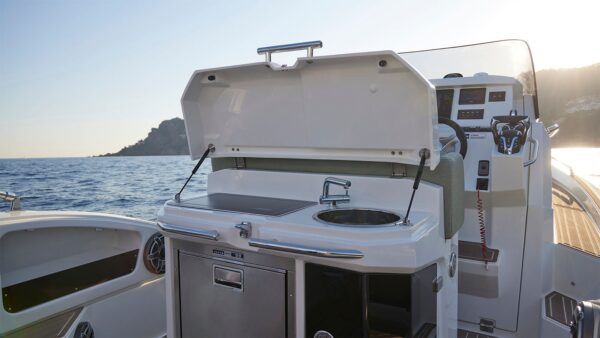 Scatto con dettaglio della zona cucina di un gommone Joker Boat - Clubman 32.