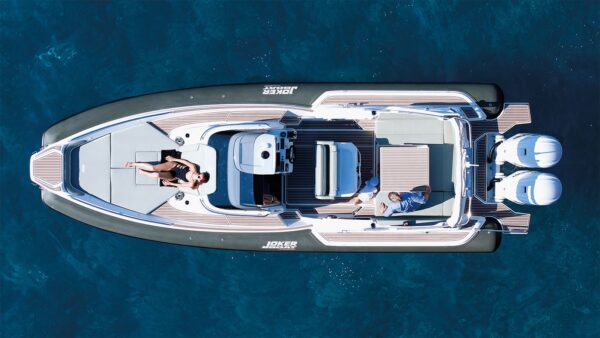 Scatto aereo di un gommone Joker Boat - Clubman 32 in mare aperto.
