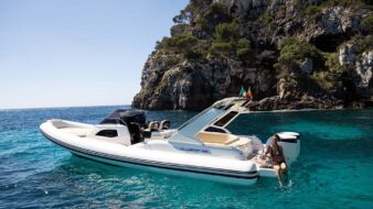 Scatto laterale di un gommone Joker Boat - Clubman 35 lungo la costa.