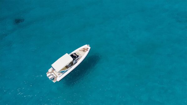 Scatto aereo di un gommone Joker Boat - Clubman 35 in mare aperto.