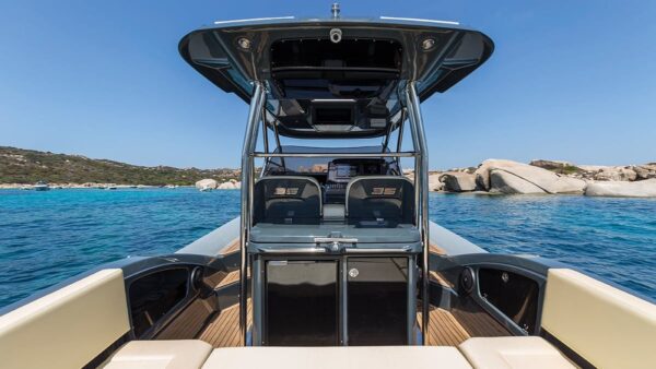Scatto con dettaglio sulla postazione di guida di un gommone Joker Boat - Clubman 35.